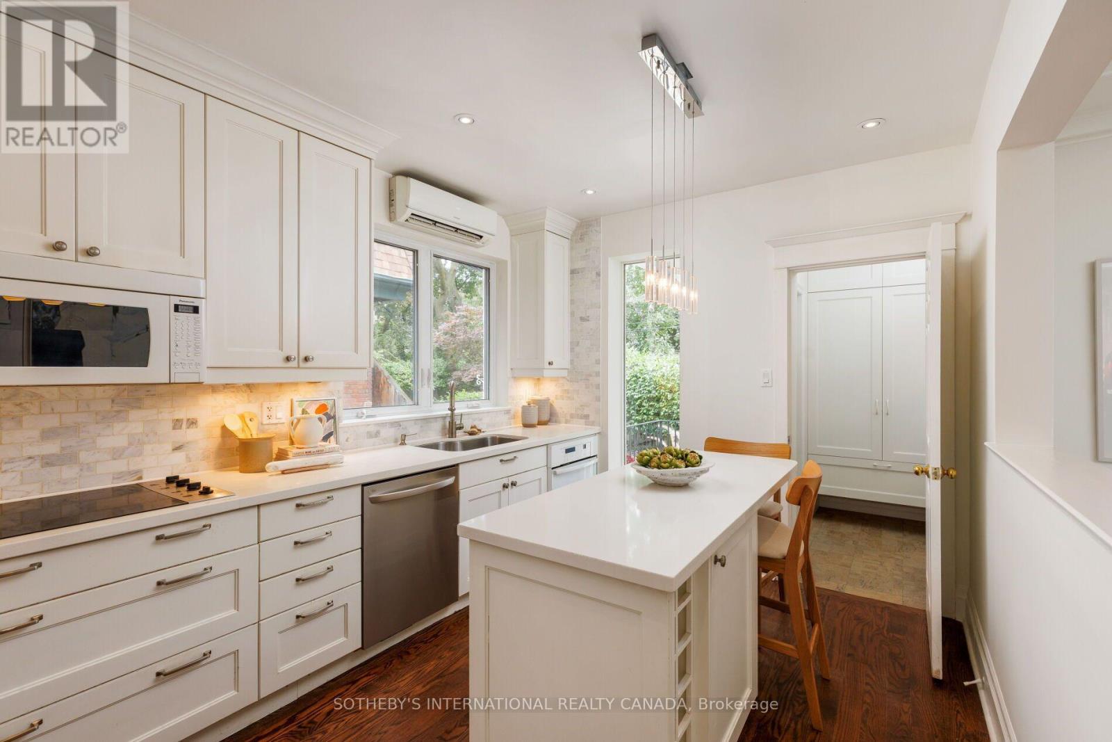 126 Hilton Avenue, Toronto, Ontario  M5R 3E7 - Photo 11 - C13809442