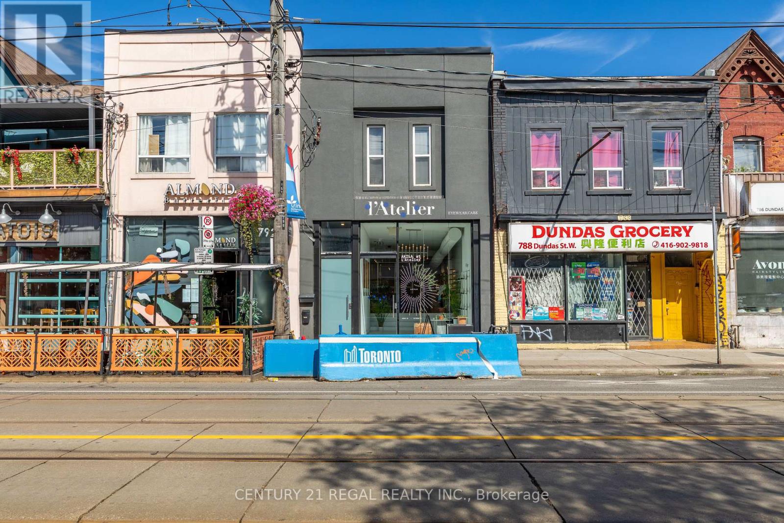 790 DUNDAS STREET, Toronto, Ontario