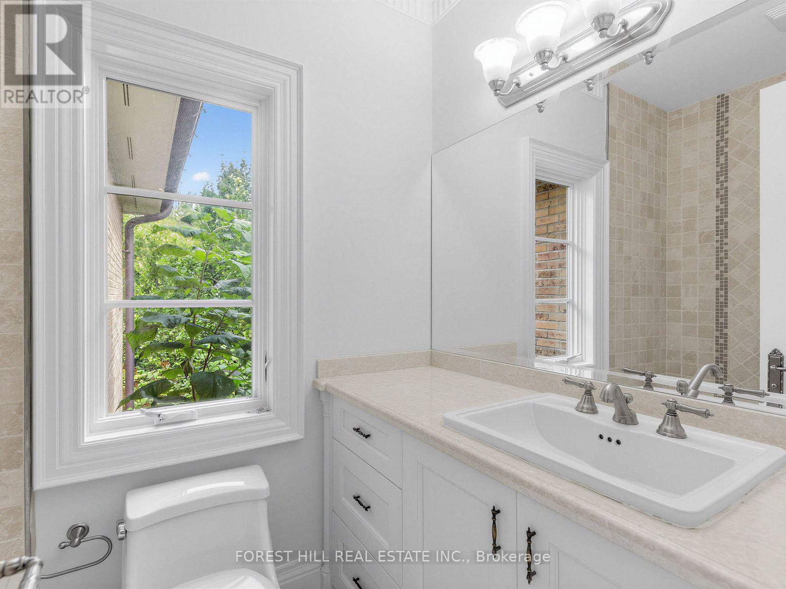 1b Carluke Crescent, Toronto, Ontario  M2L 2H7 - Photo 32 - C13809838
