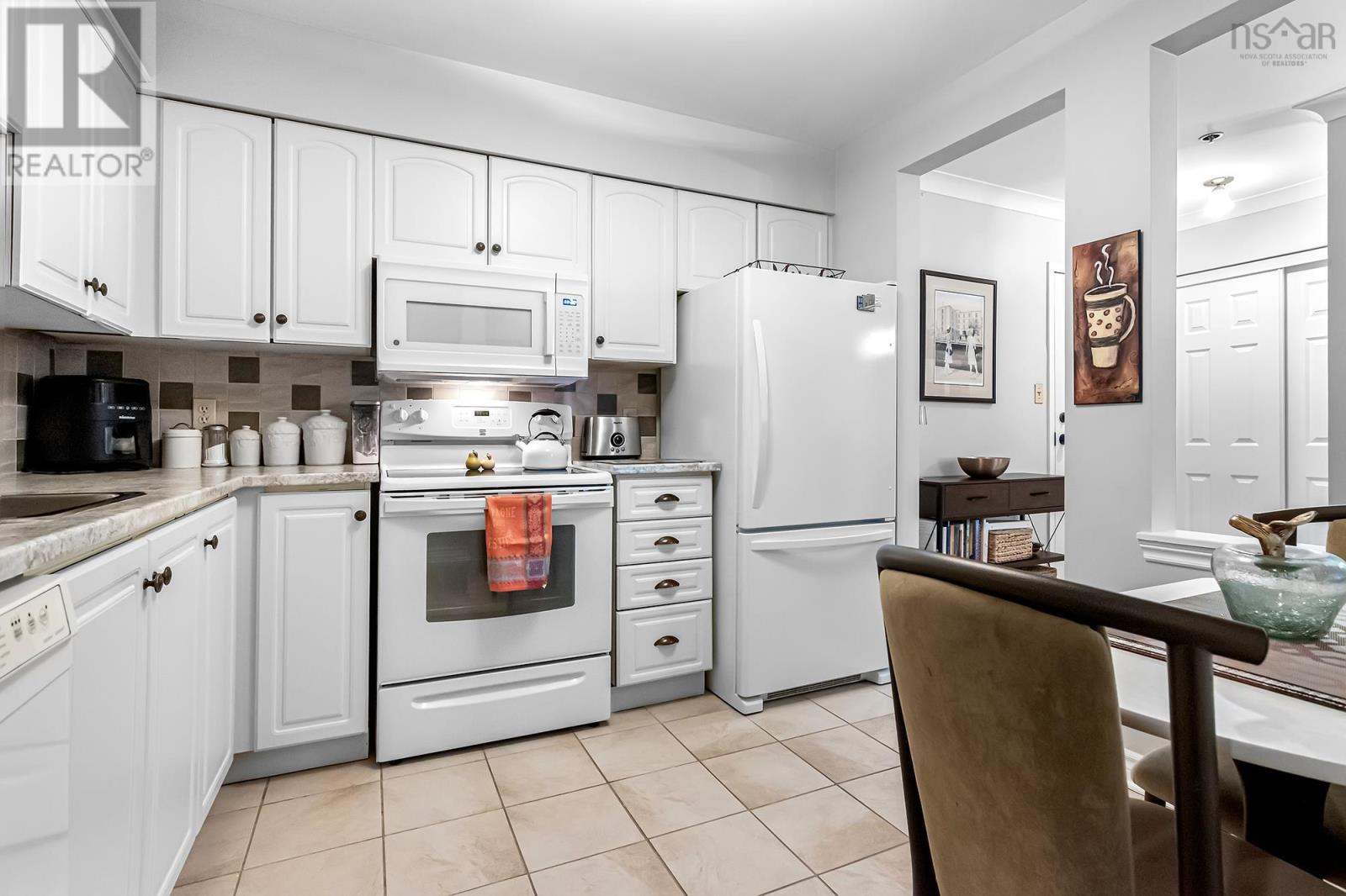 Kitchen with the perfect table to eat in