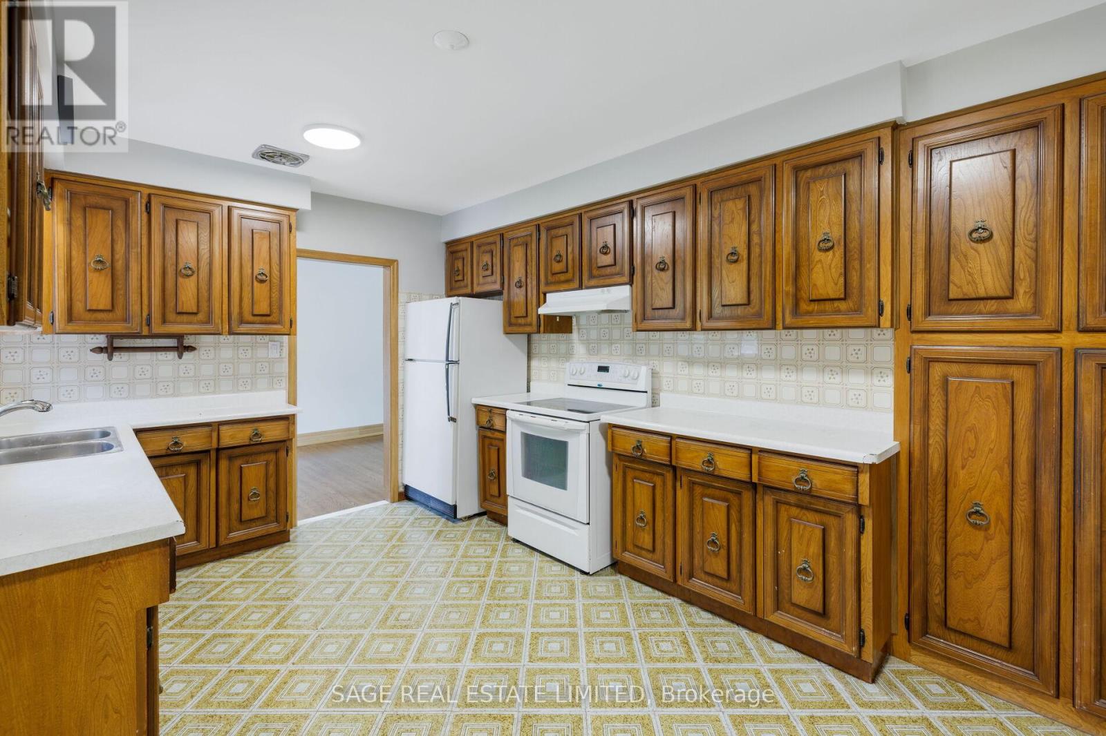 22 Ridgemount Road, Toronto, Ontario  M9P 1C5 - Photo 9 - W13809756
