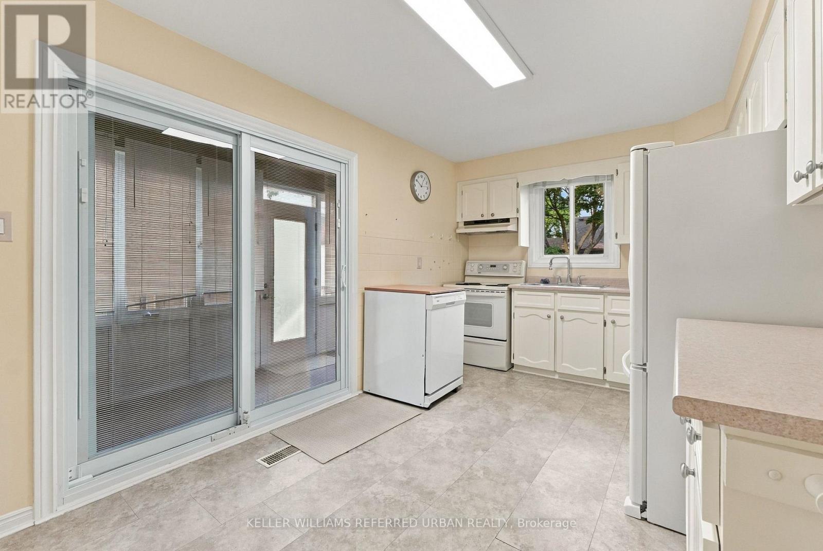 146 Montrose Avenue, Toronto, Ontario  M6J 2T7 - Photo 12 - C13810332