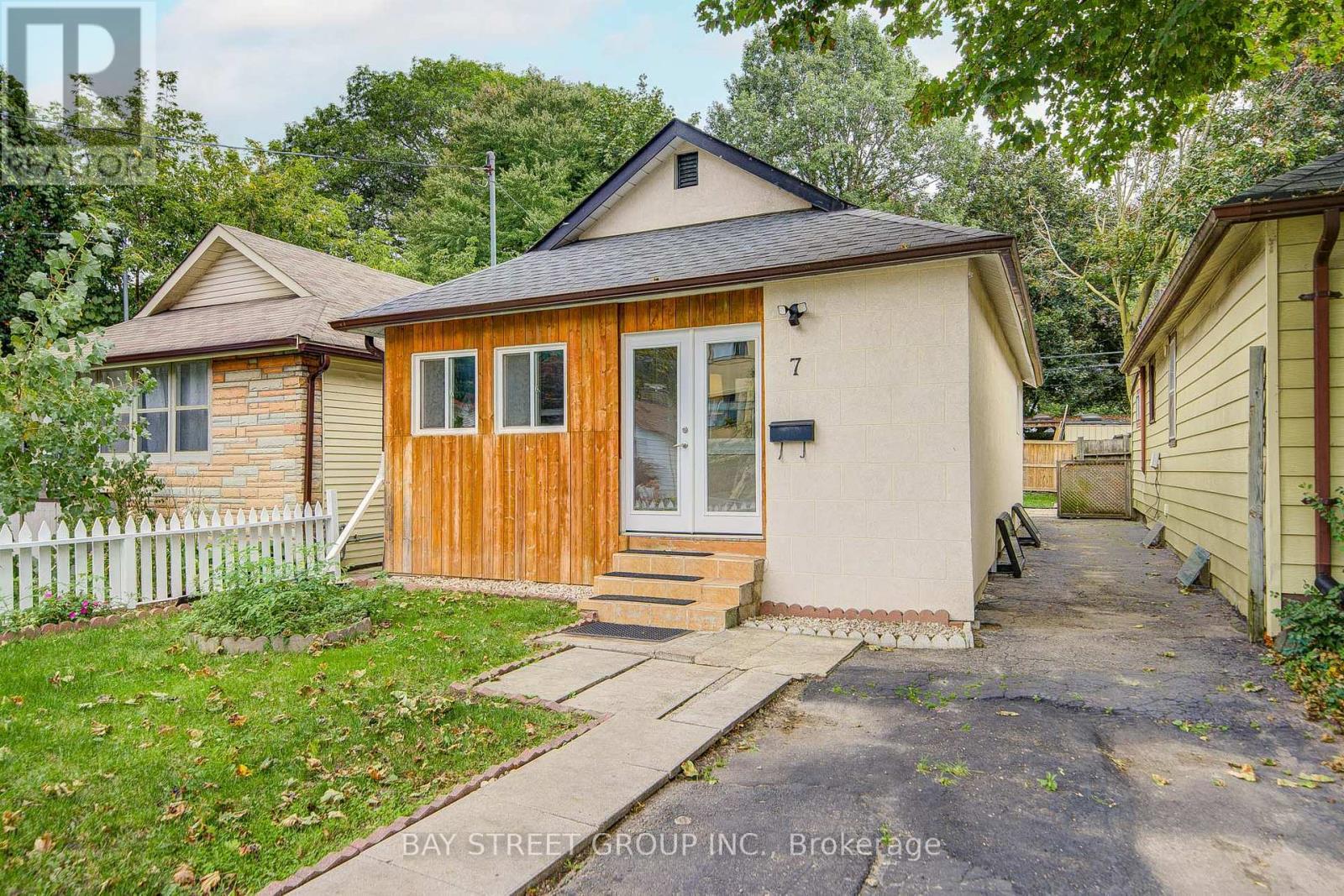 7 EMMOTT AVENUE, Toronto, Ontario