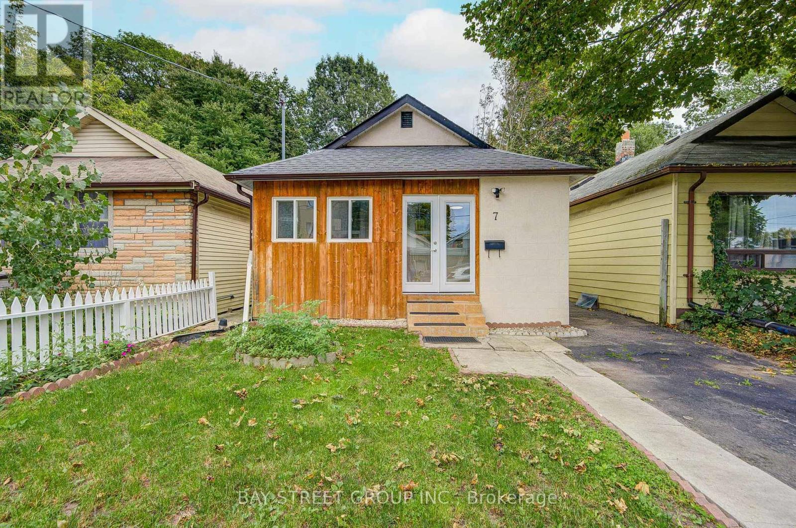 7 Emmott Avenue, Toronto, Ontario  M1L 2X2 - Photo 2 - E13810112