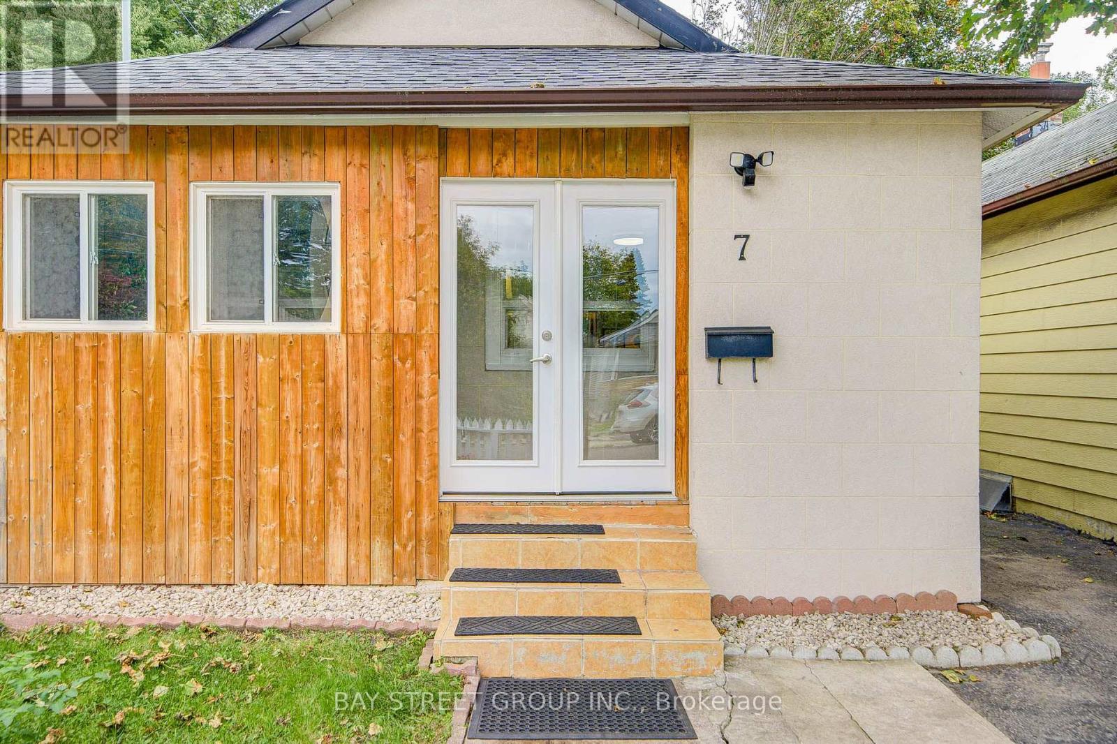 7 Emmott Avenue, Toronto, Ontario  M1L 2X2 - Photo 4 - E13810112