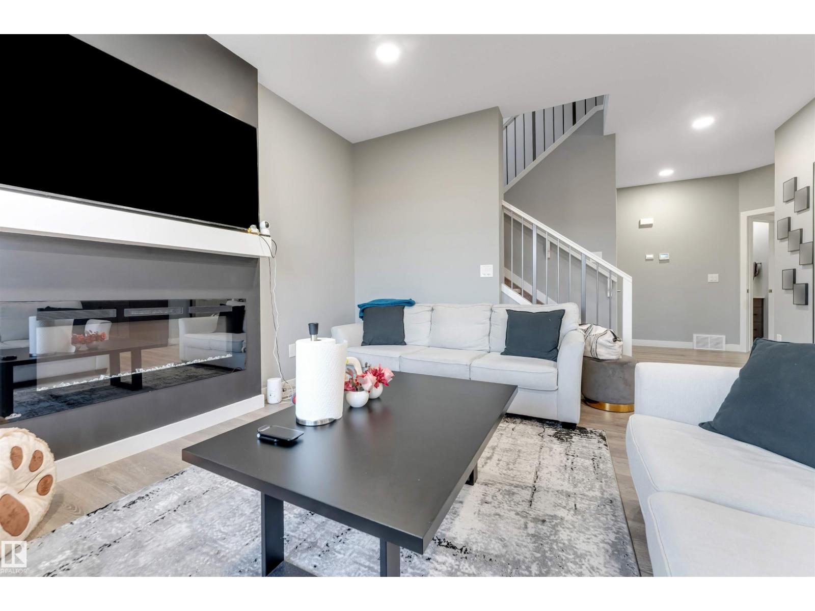 519 37 AV NW