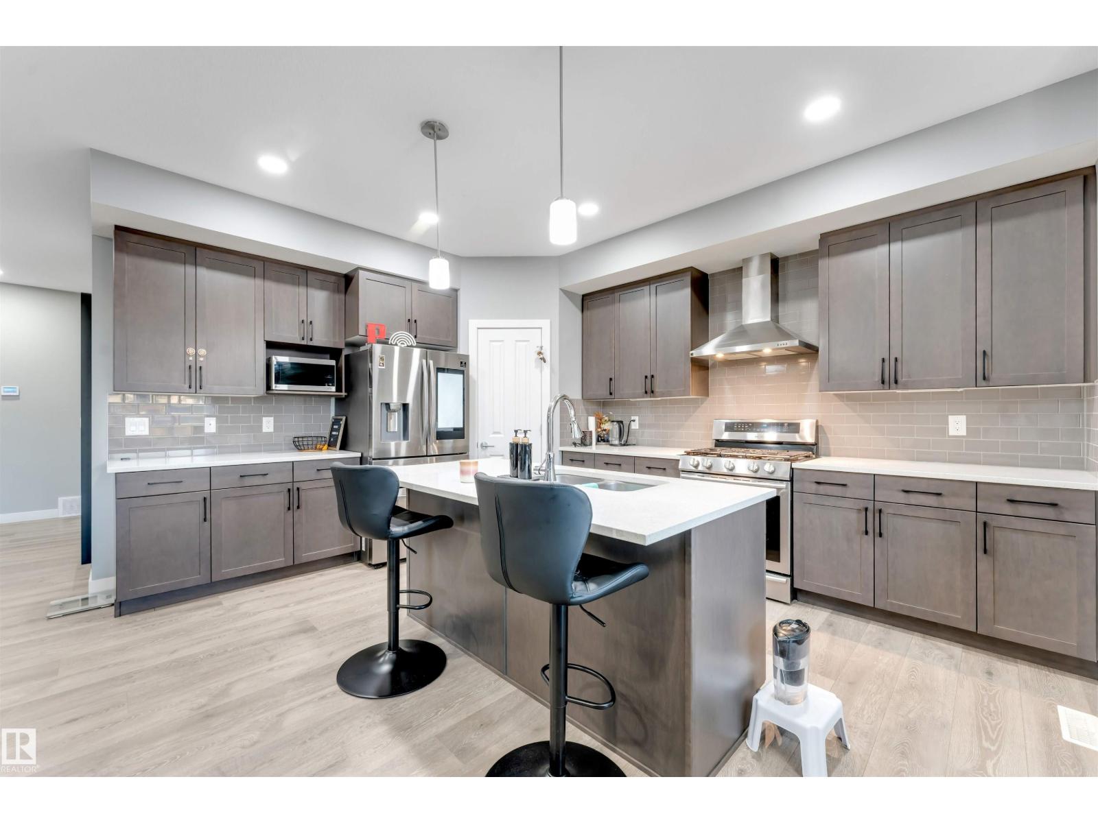 519 37 AV NW