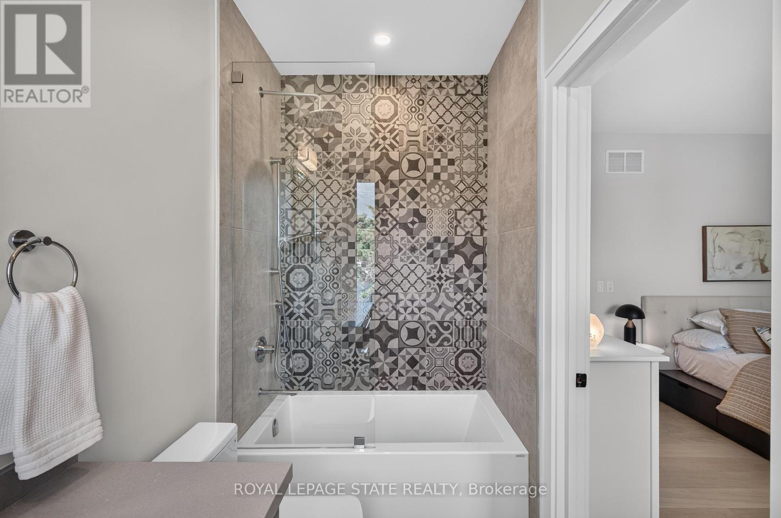 1047 Meredith Avenue, Mississauga, Ontario  L5E 2C6 - Photo 30 - W13810118