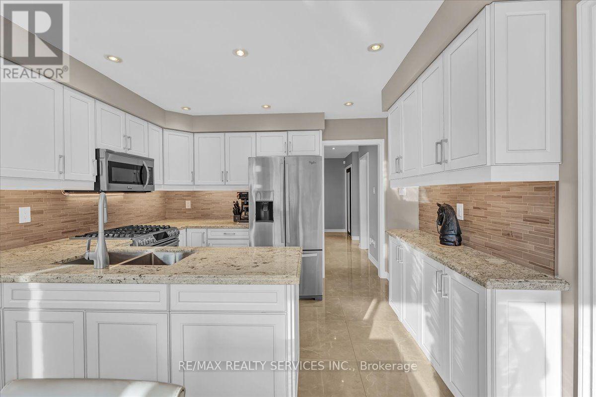 18 Corkett Drive, Brampton, Ontario  L6X 3H3 - Photo 13 - W13810154