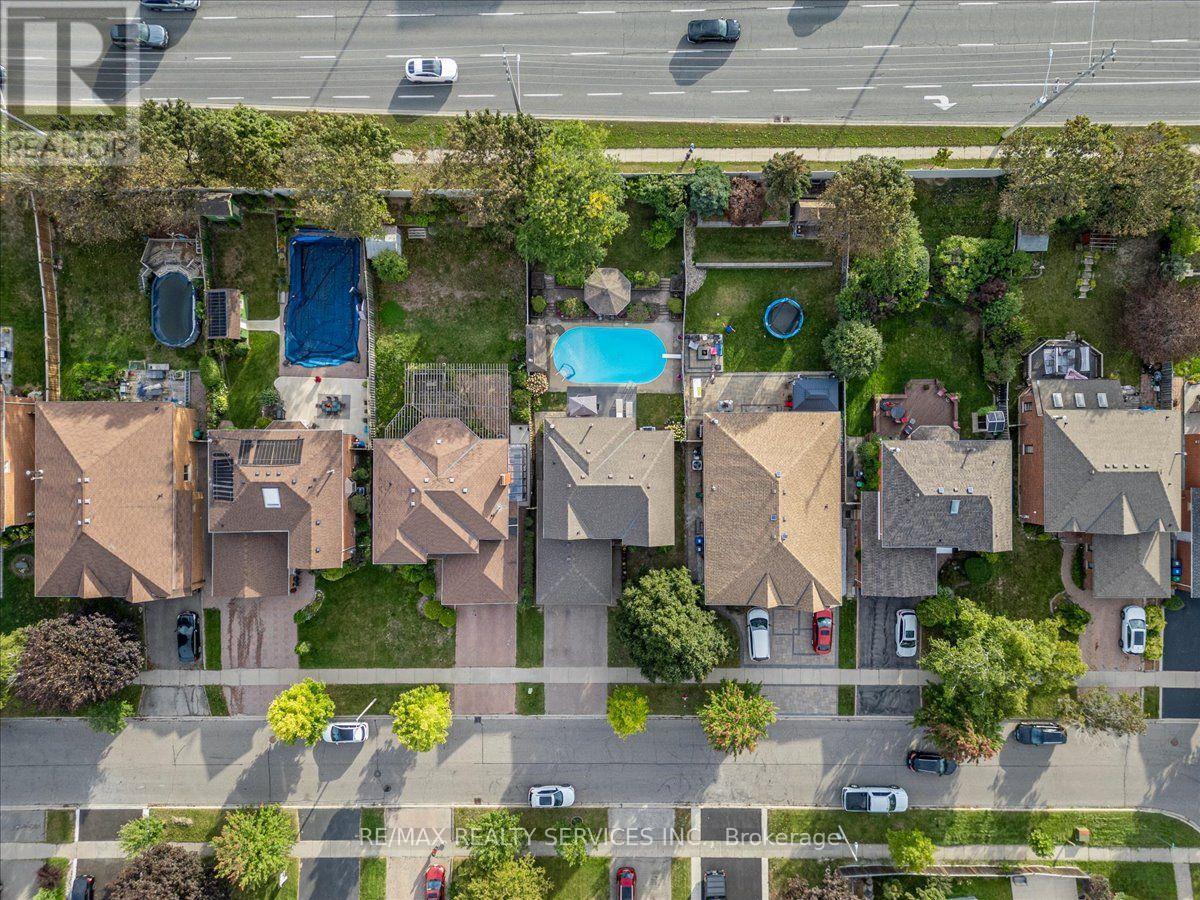 18 Corkett Drive, Brampton, Ontario  L6X 3H3 - Photo 4 - W13810154