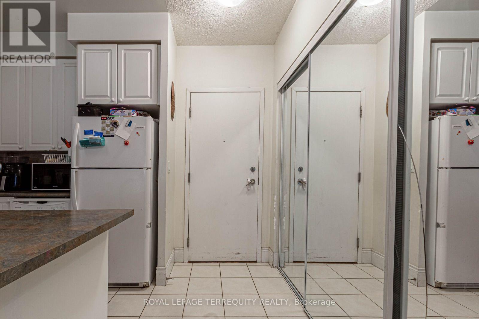 226 - 3888 Duke Of York Boulevard, Mississauga, Ontario  L5B 4P5 - Photo 2 - W13810350