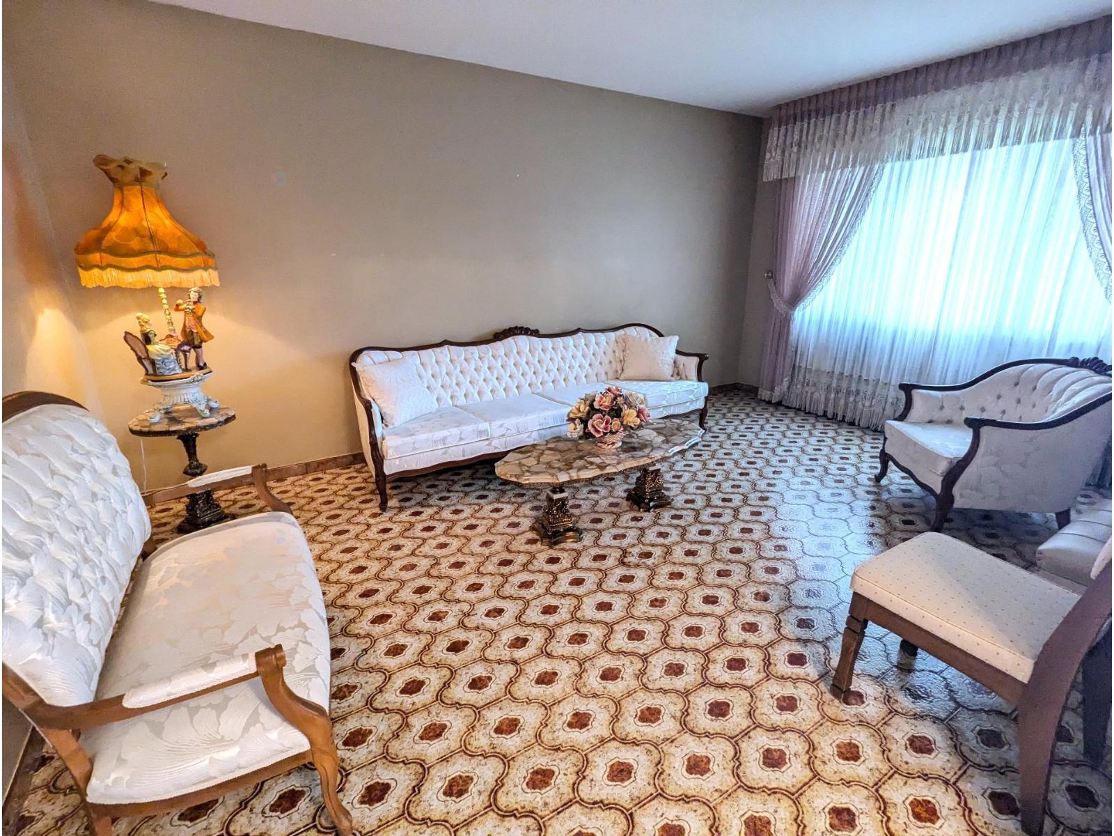 1215 Rue Latour Montréal (Saint-Laurent) Quebec Canada H4L4S5 4