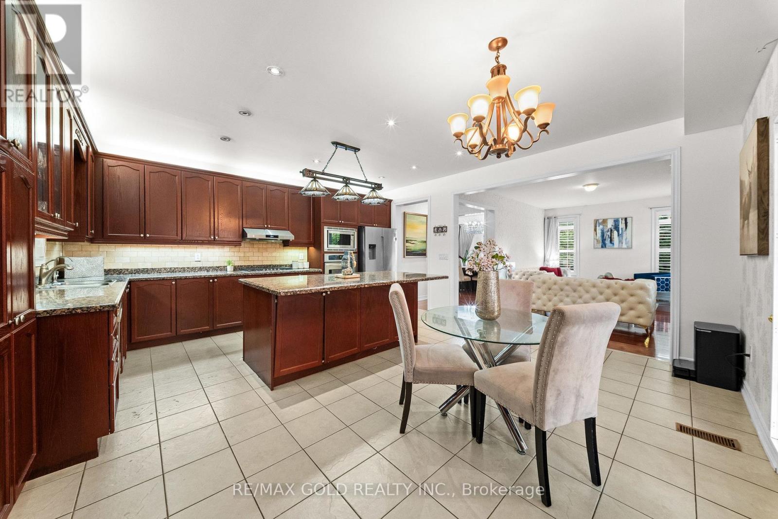 29 Royal Links Circle, Brampton, Ontario  L6P 2Z9 - Photo 10 - W13809574