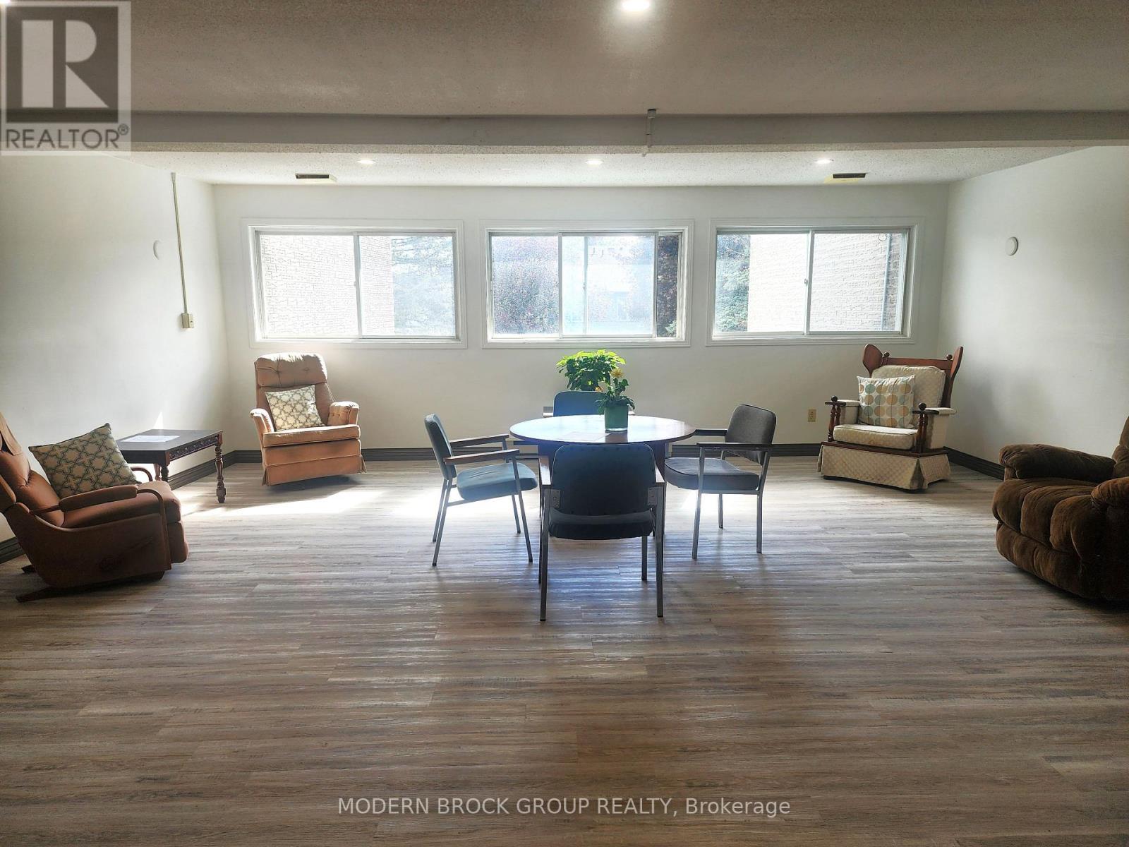 Common area to enjoy with family/friends