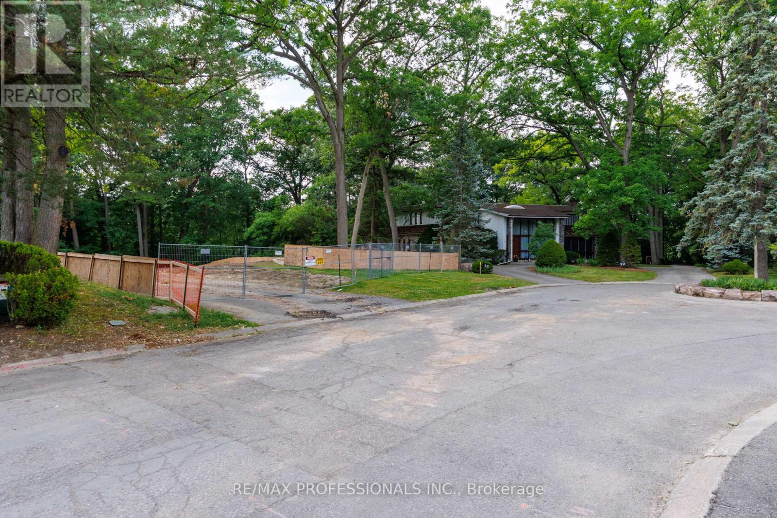 10 Woodmere Court, Toronto, Ontario  M9A 3J1 - Photo 4 - W13535100
