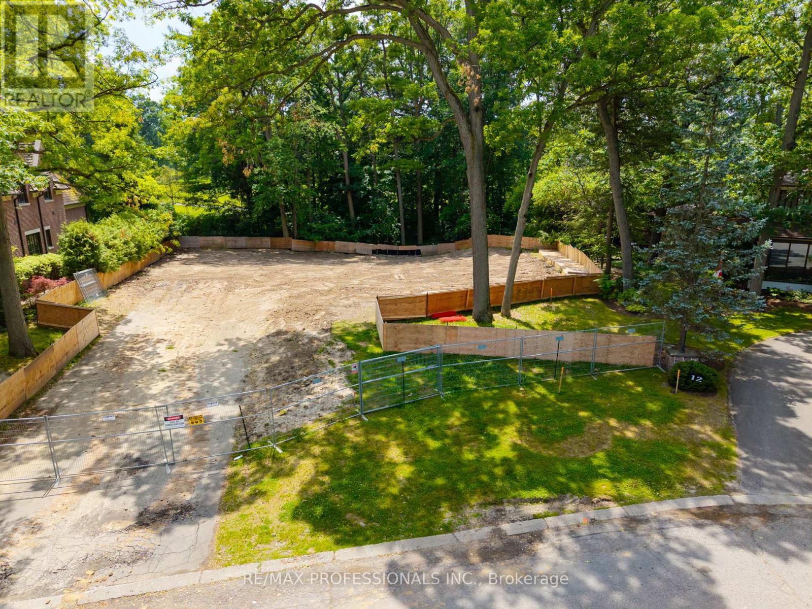 10 Woodmere Court, Toronto, Ontario  M9A 3J1 - Photo 3 - W13535100