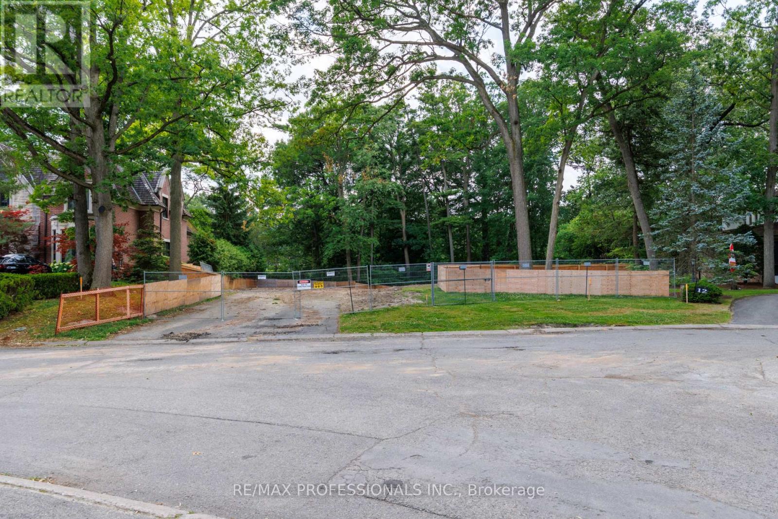 10 Woodmere Court, Toronto, Ontario  M9A 3J1 - Photo 7 - W13535100