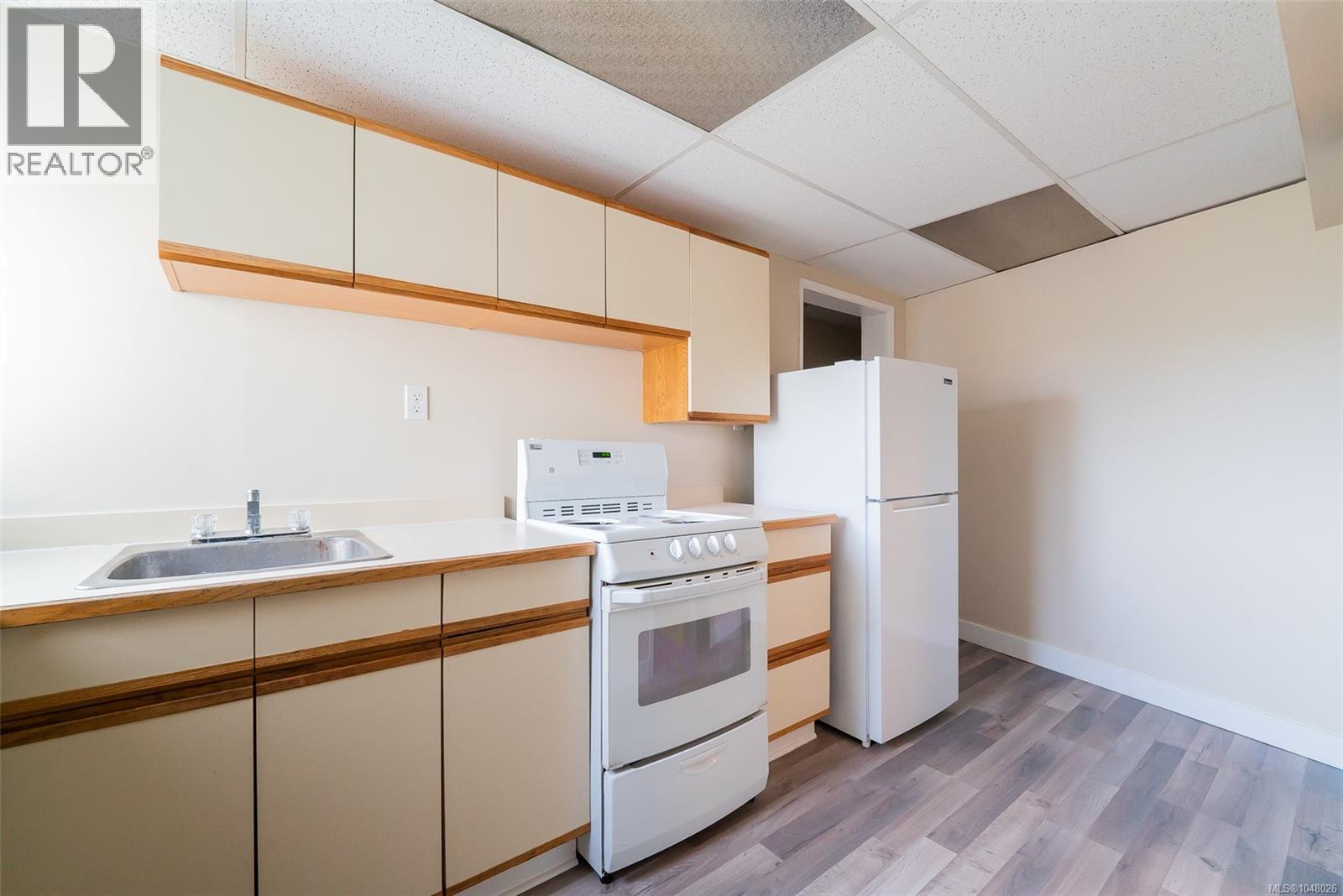 Suite, new floors/paint