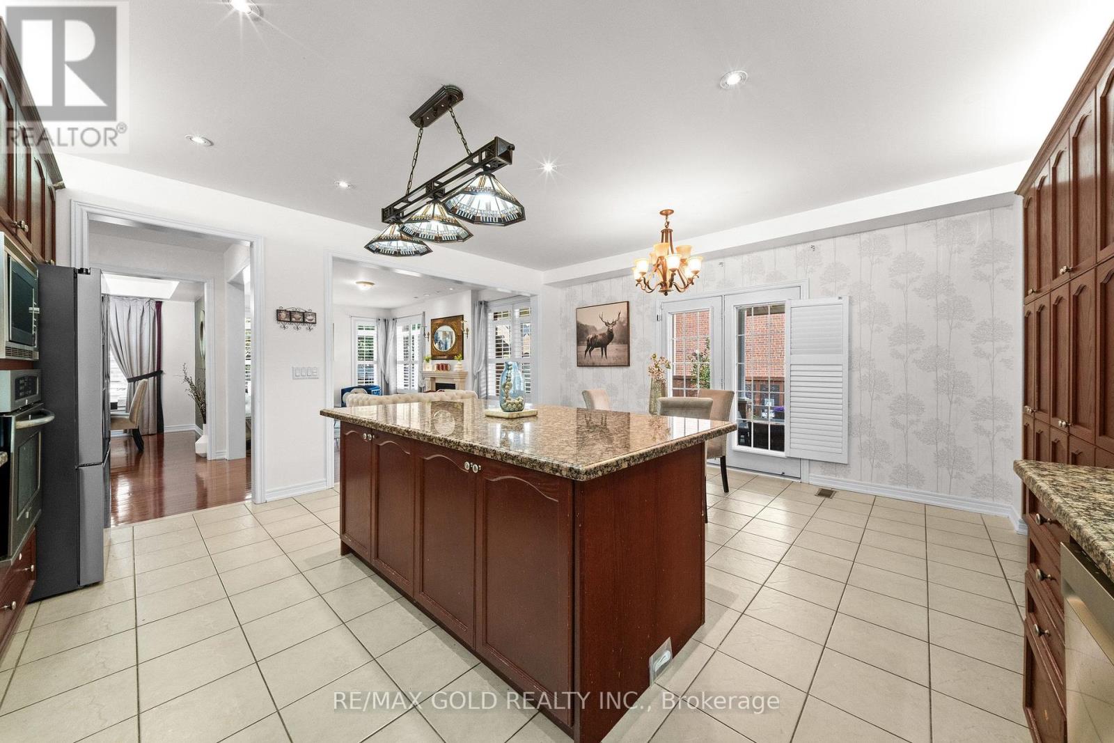 29 Royal Links Circle, Brampton, Ontario  L6P 2Z9 - Photo 10 - W13809574