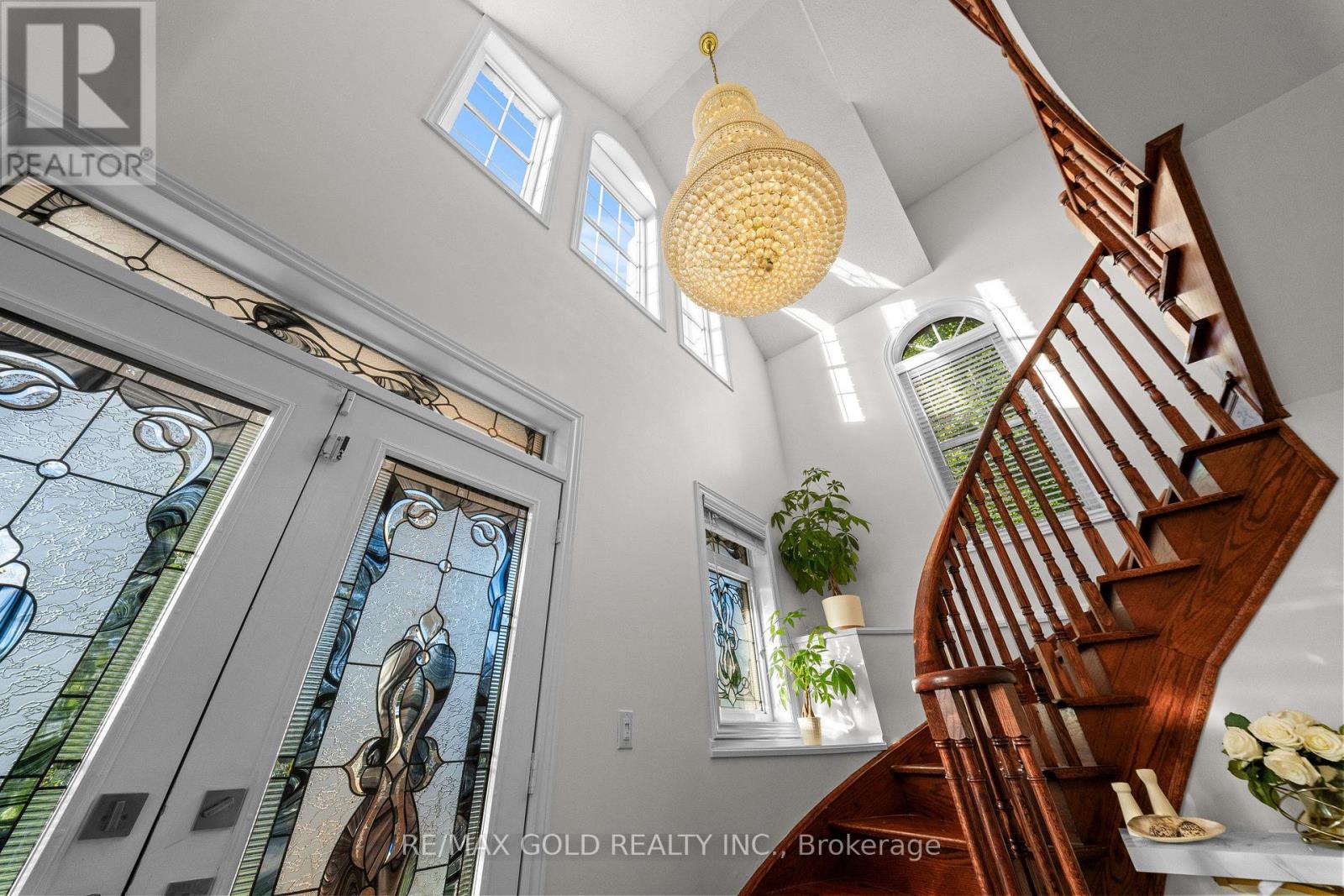 29 Royal Links Circle, Brampton, Ontario  L6P 2Z9 - Photo 5 - W13809574