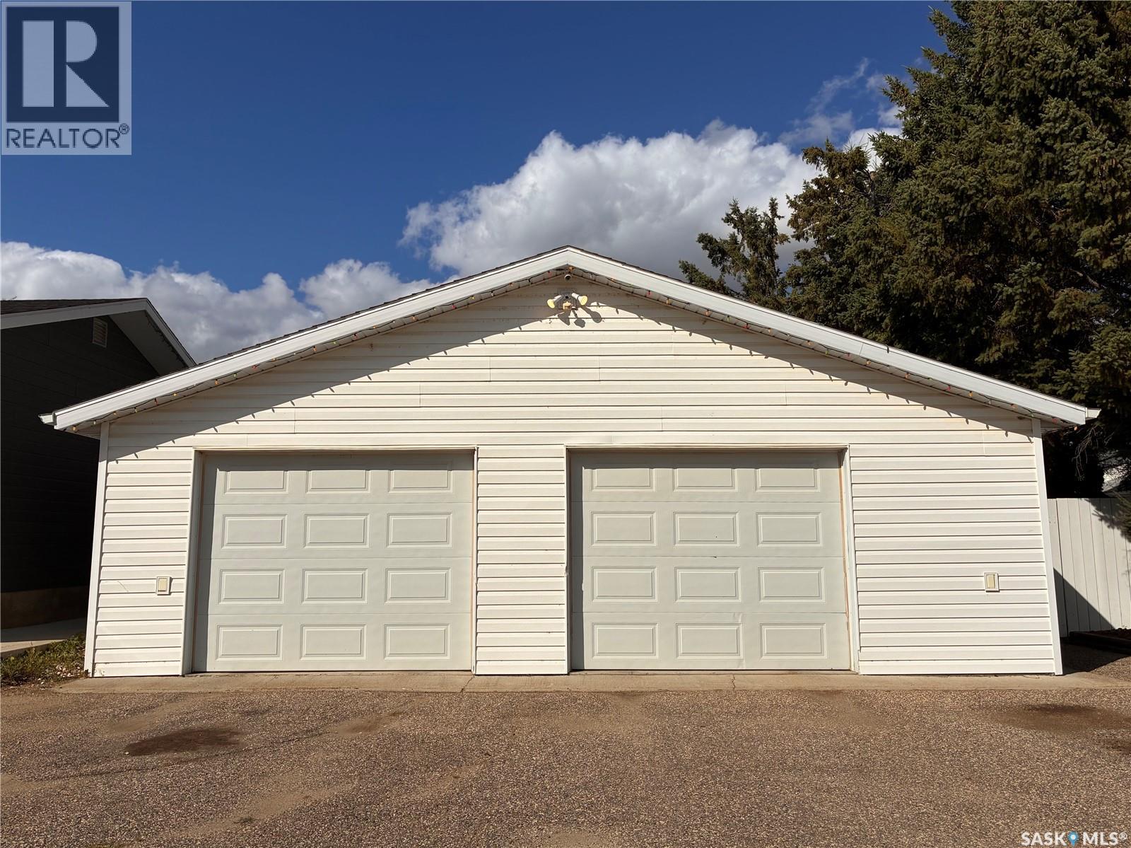 301 7th Avenue W, Nipawin, Saskatchewan  S0E 1E0 - Photo 2 - SK048946