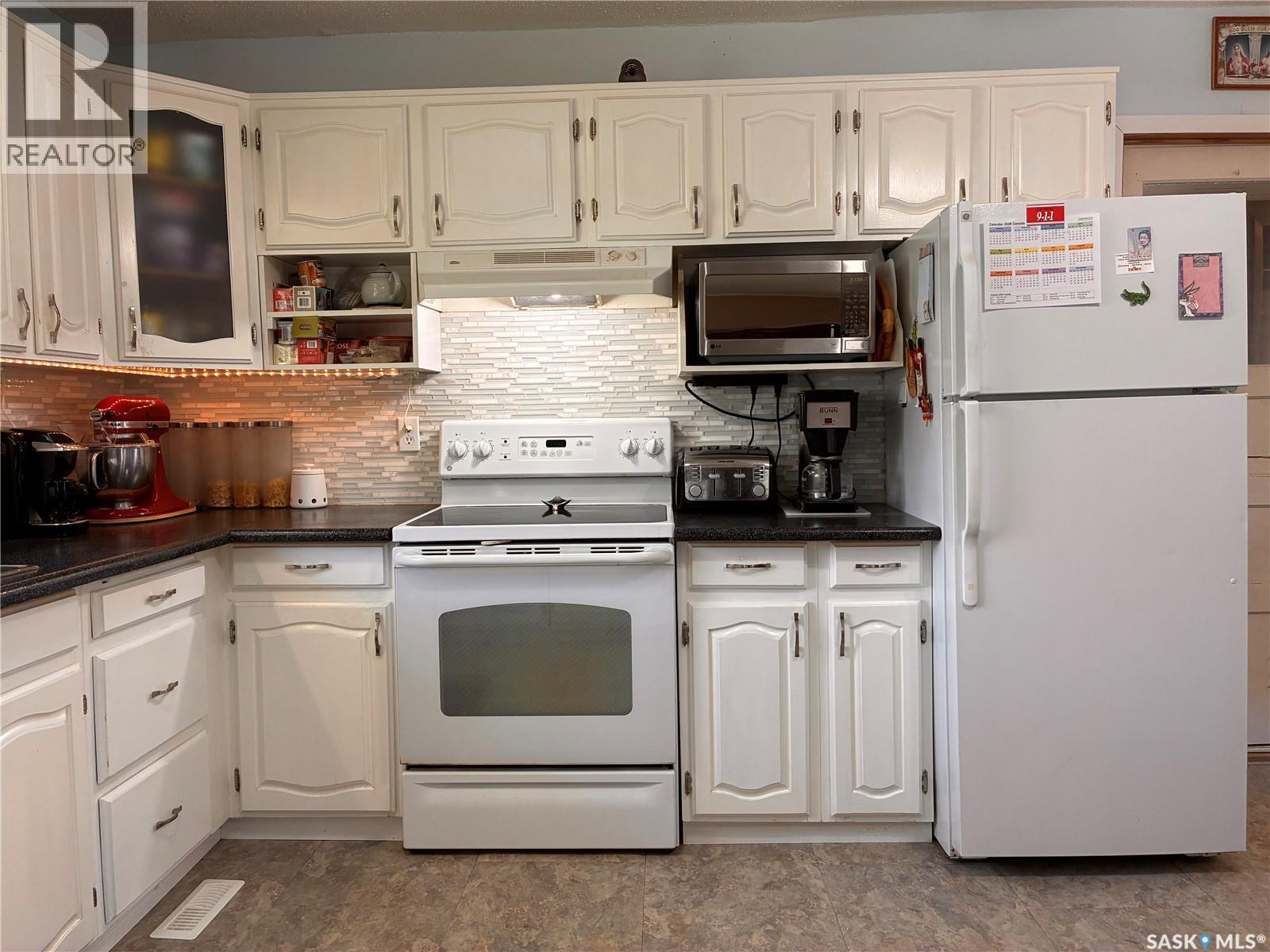 301 7th Avenue W, Nipawin, Saskatchewan  S0E 1E0 - Photo 21 - SK048946