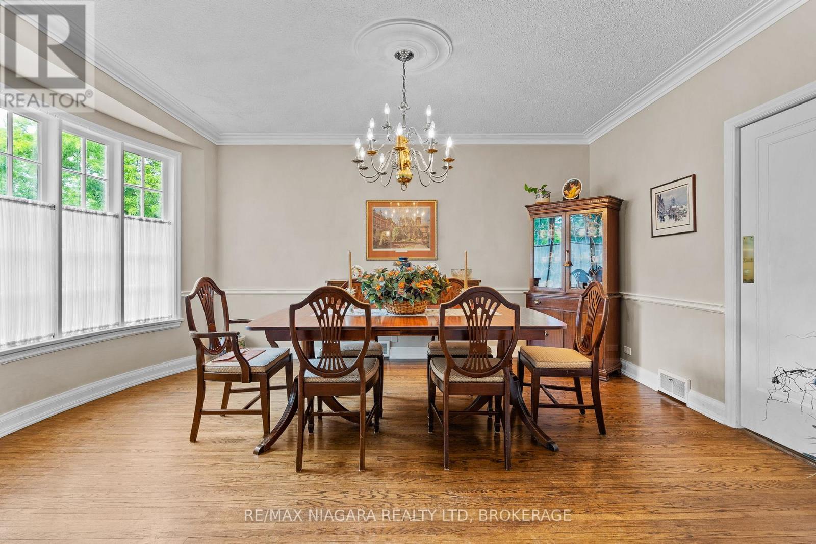 97 Glenridge Avenue, St. Catharines (Old Glenridge), Ontario  L2R 4X4 - Photo 8 - X13810658
