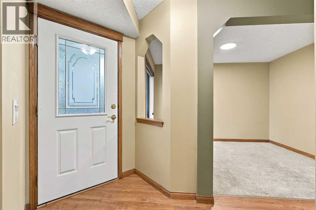 11 Somercrest Circle SW, Calgary, Alberta  T2Y 3H1 - Photo 5 - A2344545