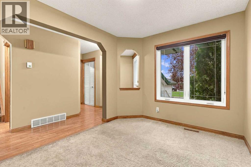 11 Somercrest Circle SW, Calgary, Alberta  T2Y 3H1 - Photo 7 - A2344545