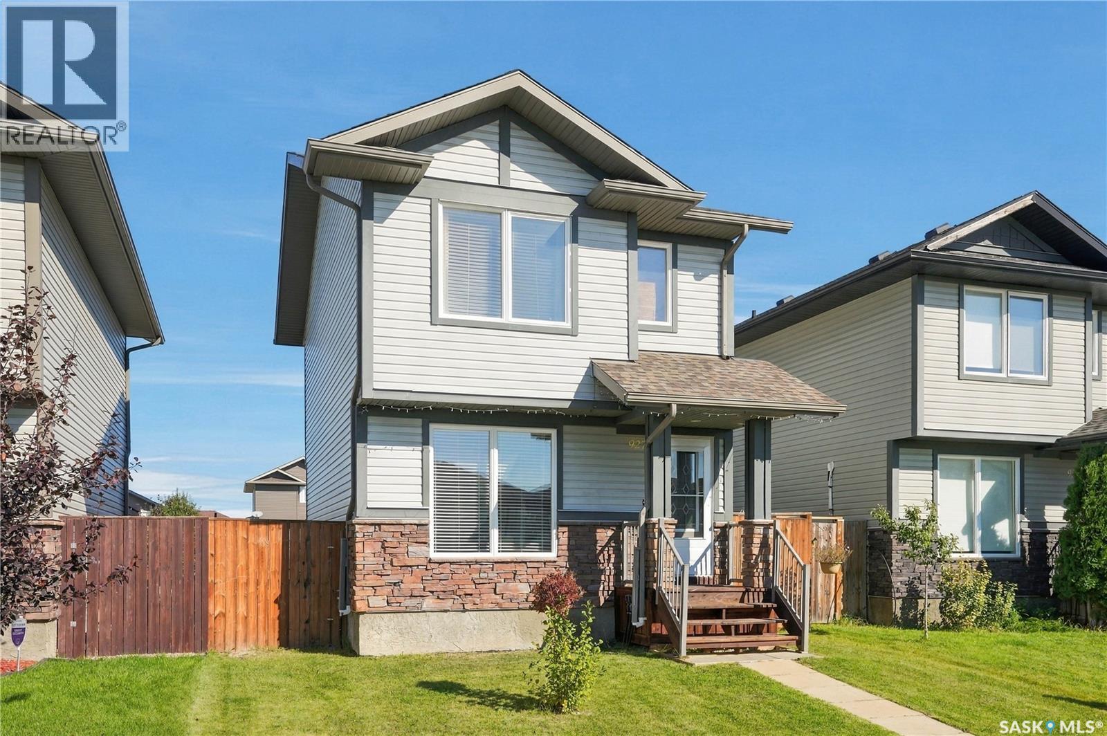 927 Glenview Cove, Martensville, Saskatchewan  S0K 0A2 - Photo 2 - SK048994