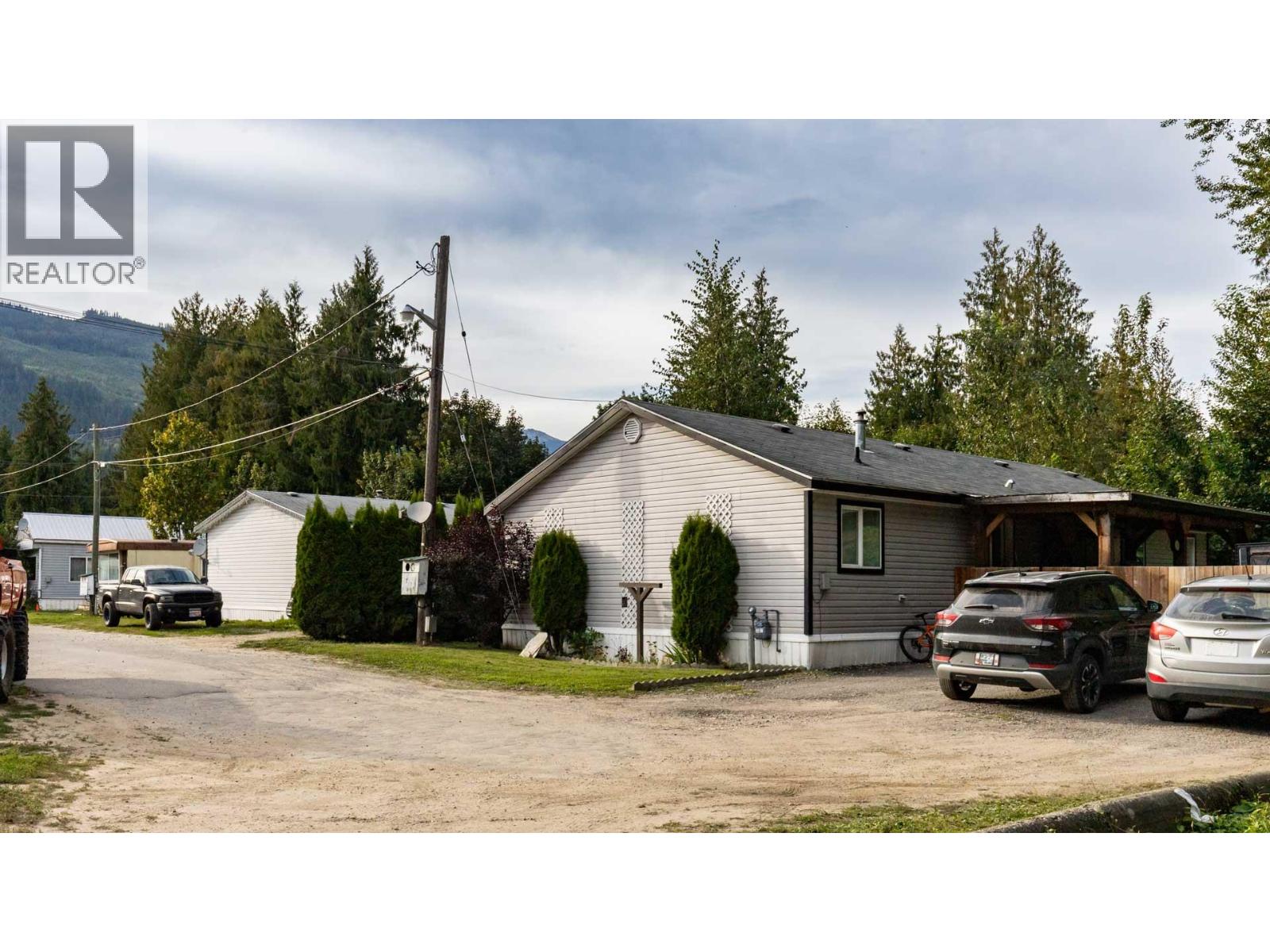 978 Lundell Road, Revelstoke, British Columbia  V0E 2S0 - Photo 3 - 10401498