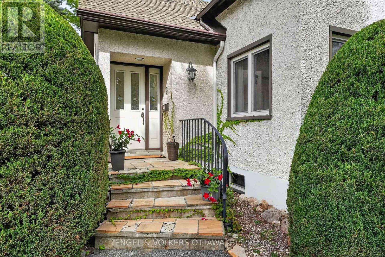 2101 Alta Vista Drive, Ottawa, Ontario  K1H 7L6 - Photo 2 - X13810816