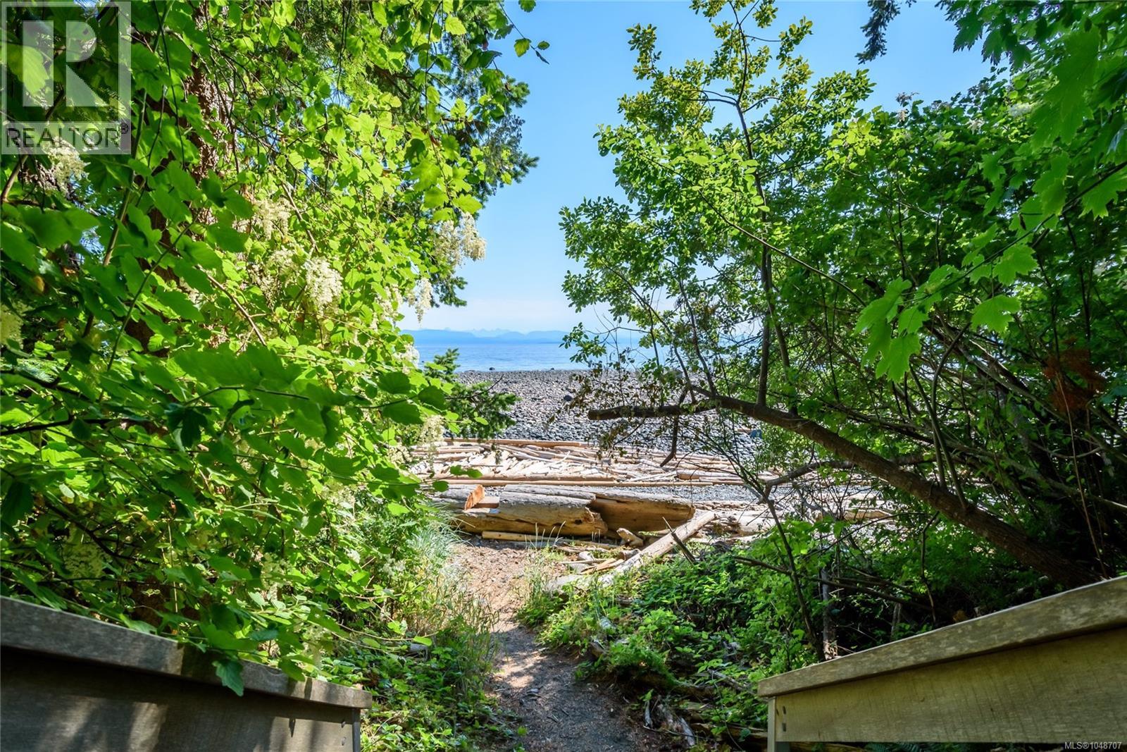 Public access to the beach down the stairs at the end of June Road