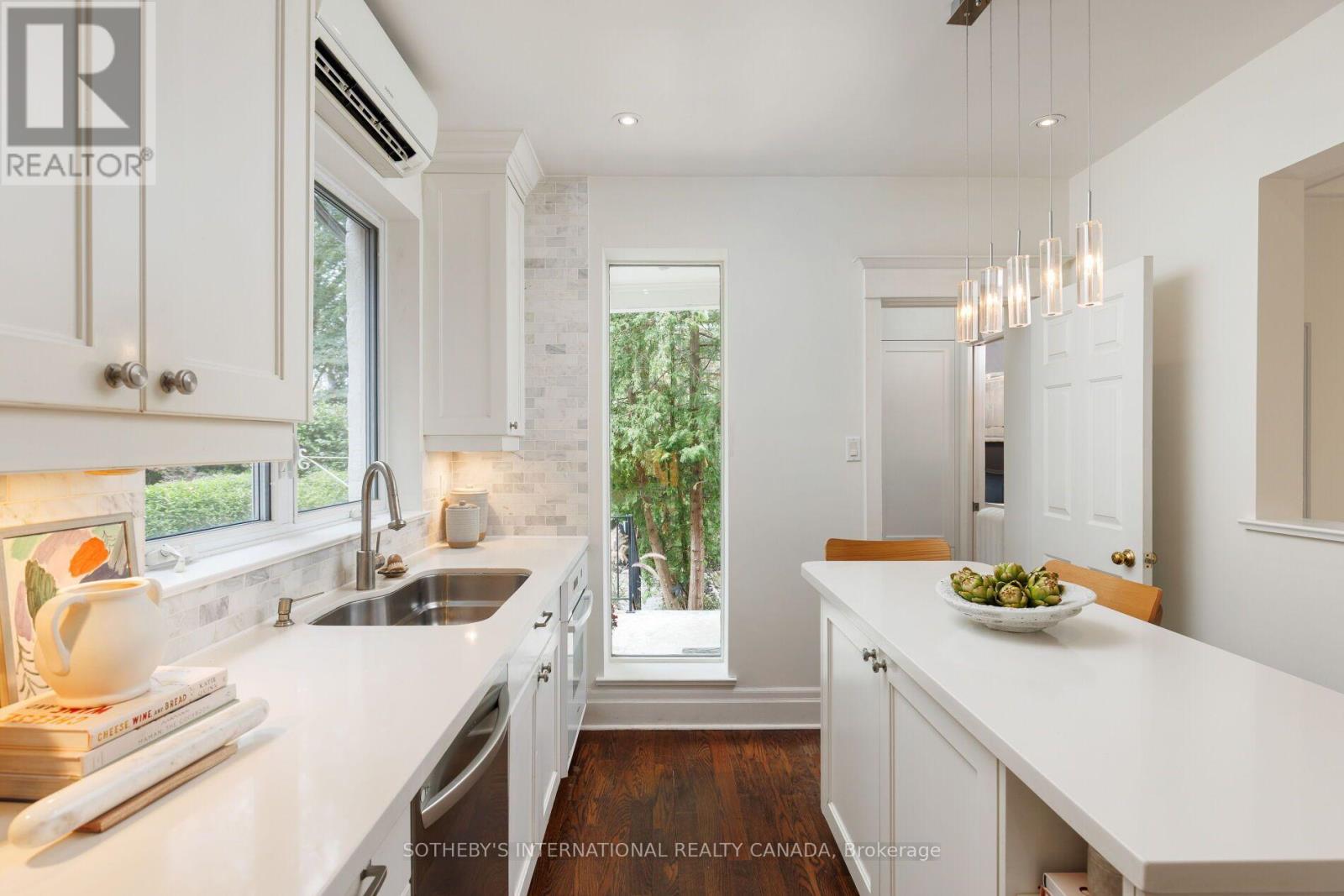 126 Hilton Avenue, Toronto, Ontario  M5R 3E7 - Photo 11 - C13809442