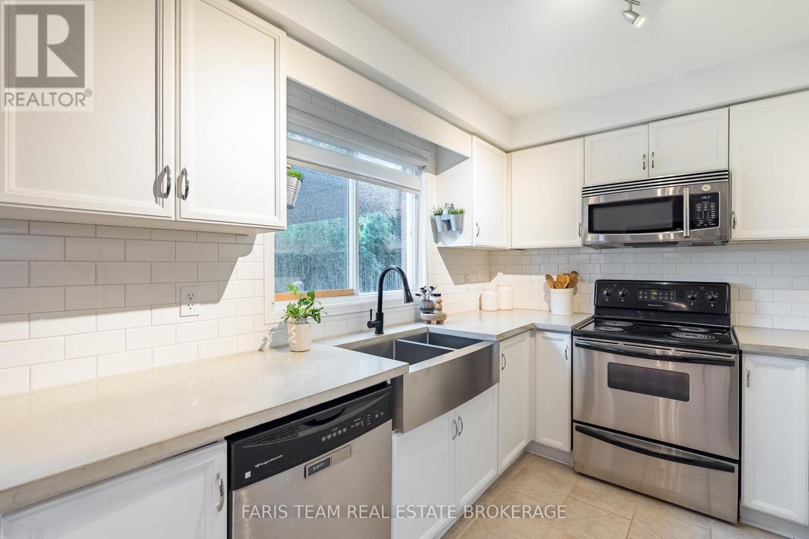 153 Cardinal Street, Barrie (Cundles East), Ontario  L4M 6G2 - Photo 7 - S13810796