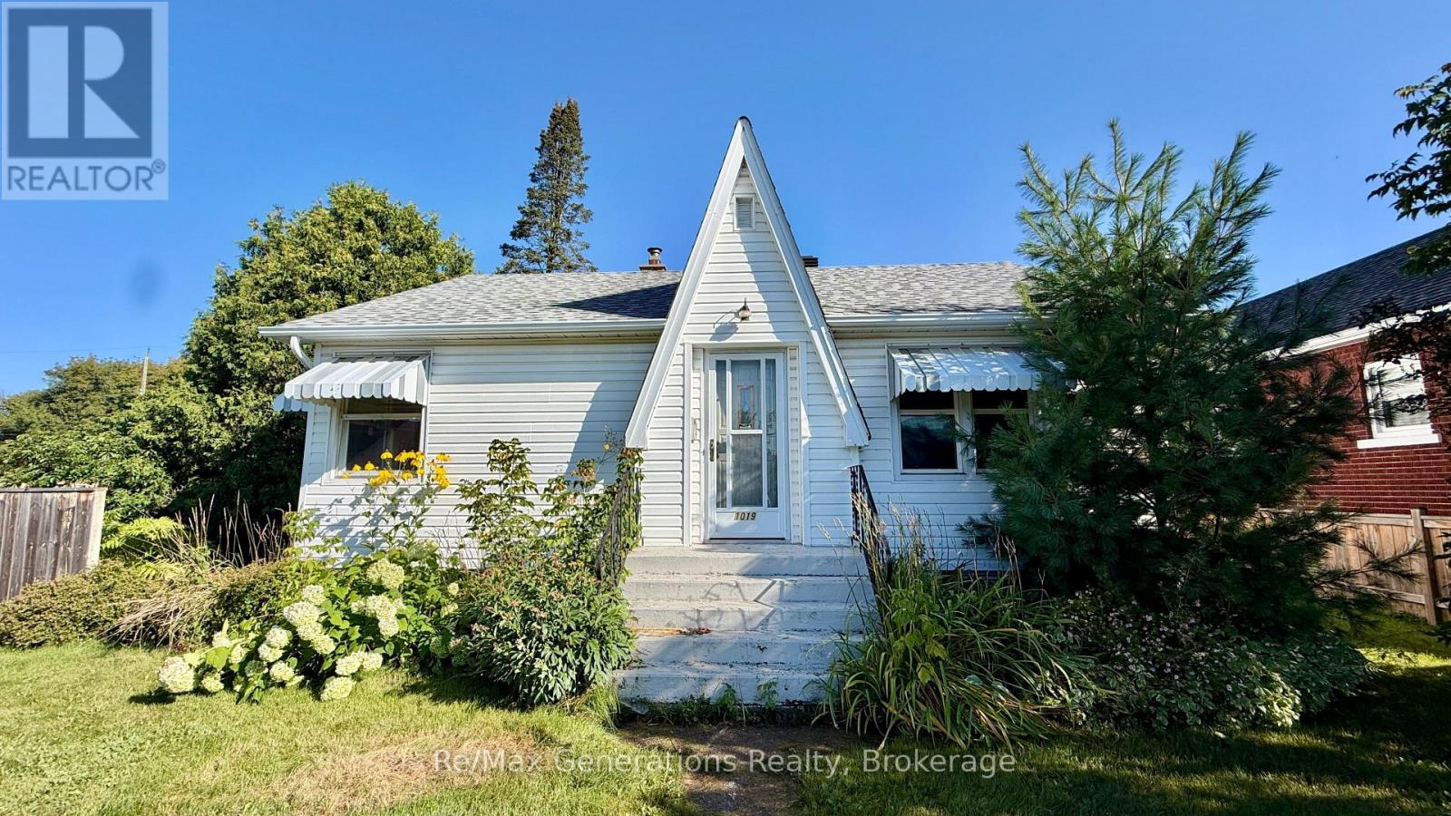 1019 Francis Street W, Thunder Bay, Ontario  P7E 4E8 - Photo 1 - X13811058