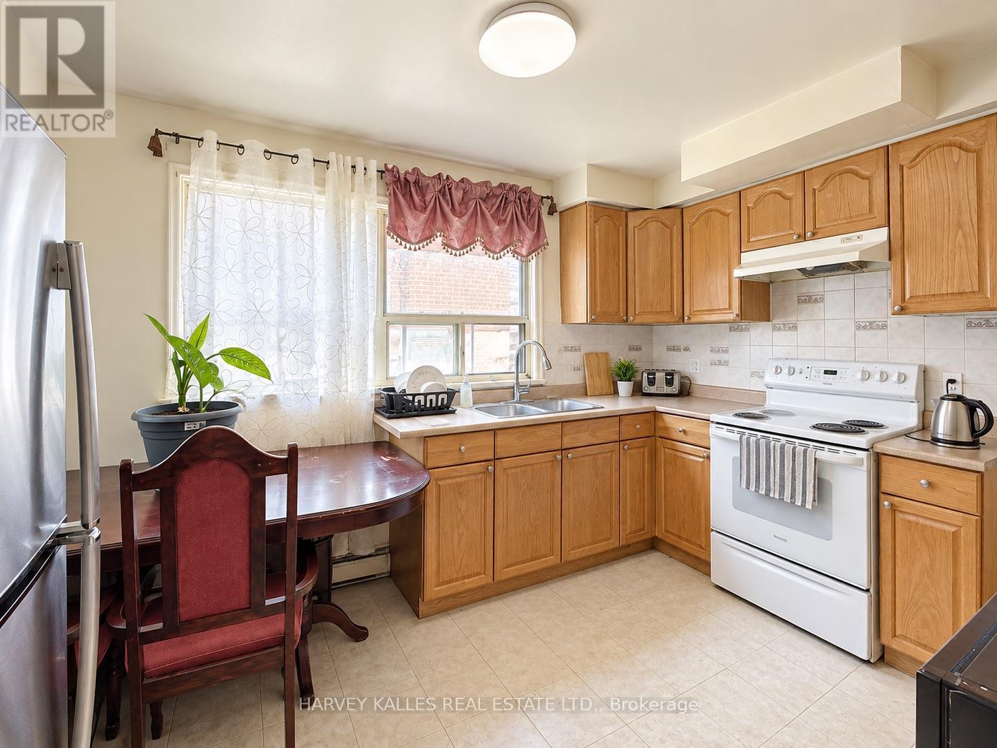Room # 4 - 8 Medford Avenue, Toronto, Ontario  M1L 4G2 - Photo 7 - E13801534