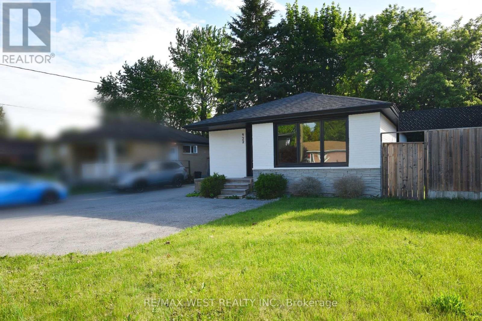 922 Centre Street N, Whitby, Ontario  L1N 4V1 - Photo 2 - E13810890