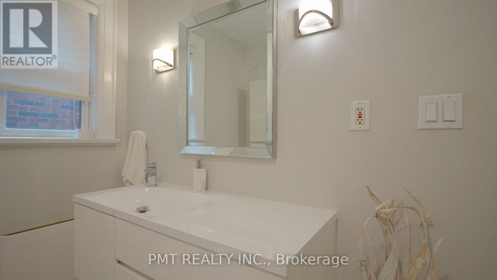 Main - 2 Larkin Avenue, Toronto, Ontario  M6S 1L8 - Photo 18 - W13810898