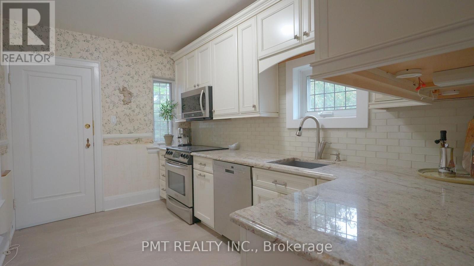 Main - 2 Larkin Avenue, Toronto, Ontario  M6S 1L8 - Photo 7 - W13810898