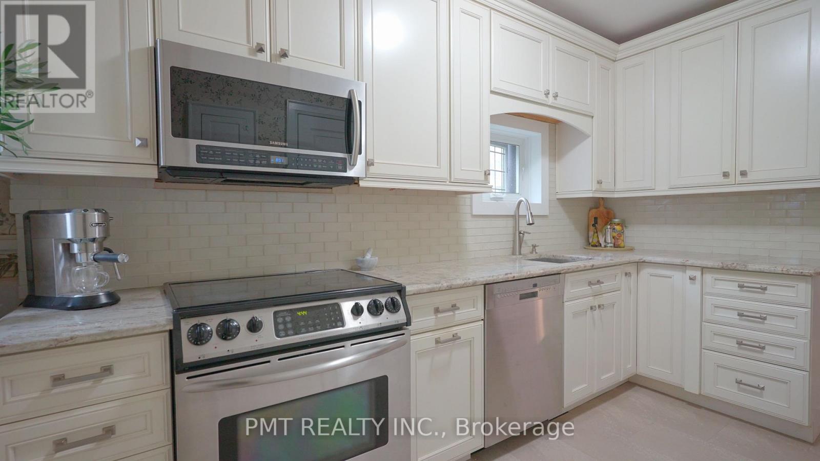Main - 2 Larkin Avenue, Toronto, Ontario  M6S 1L8 - Photo 8 - W13810898