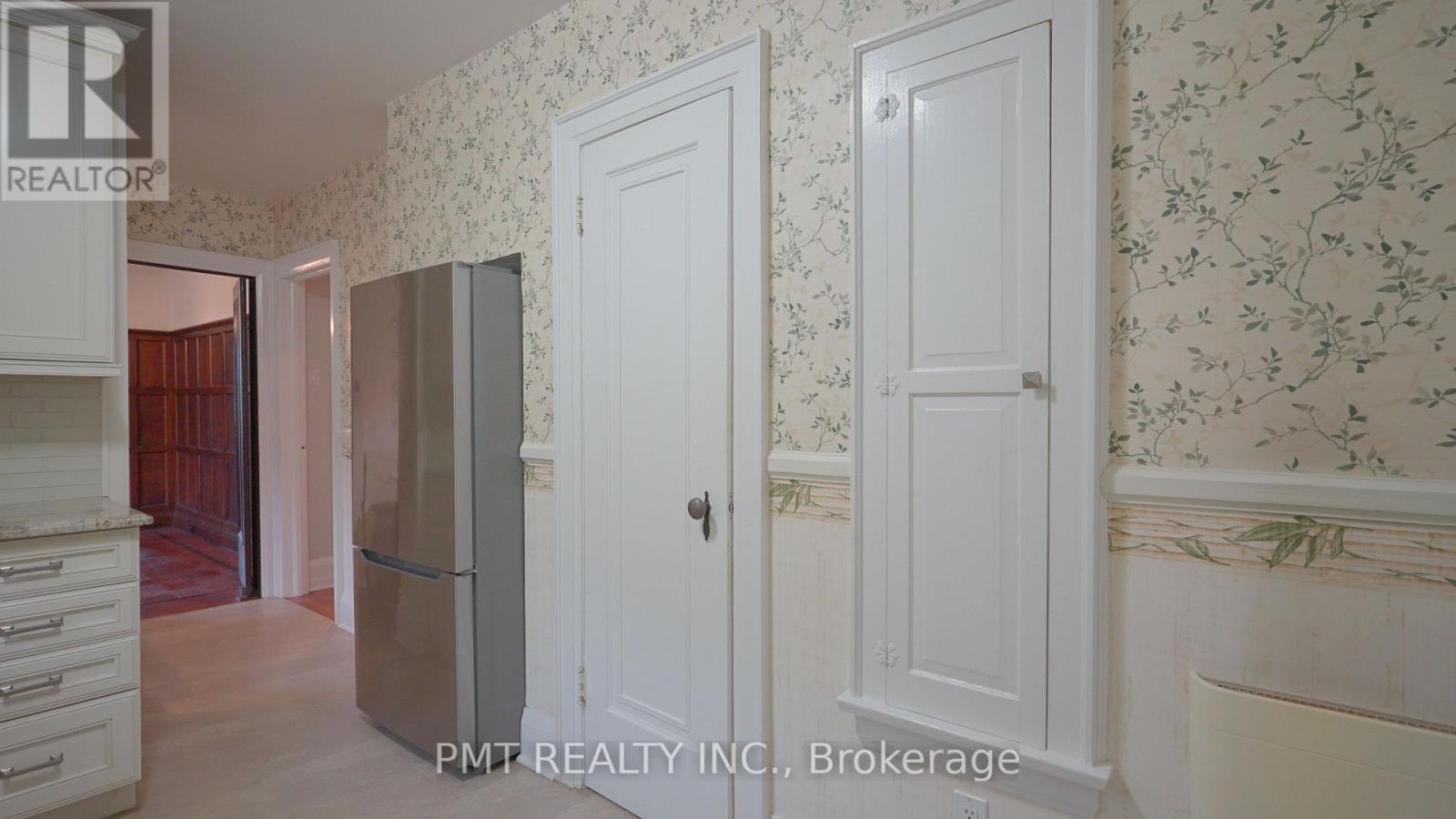 Main - 2 Larkin Avenue, Toronto, Ontario  M6S 1L8 - Photo 9 - W13810898