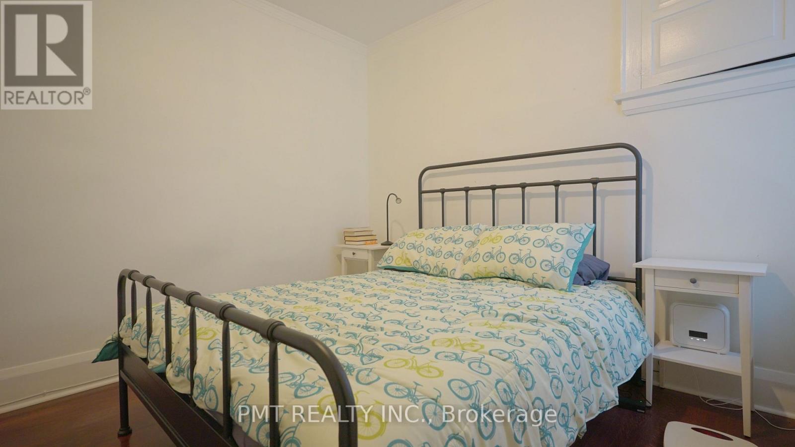 Upper - 2 Larkin Avenue, Toronto, Ontario  M6S 1L8 - Photo 10 - W13811080