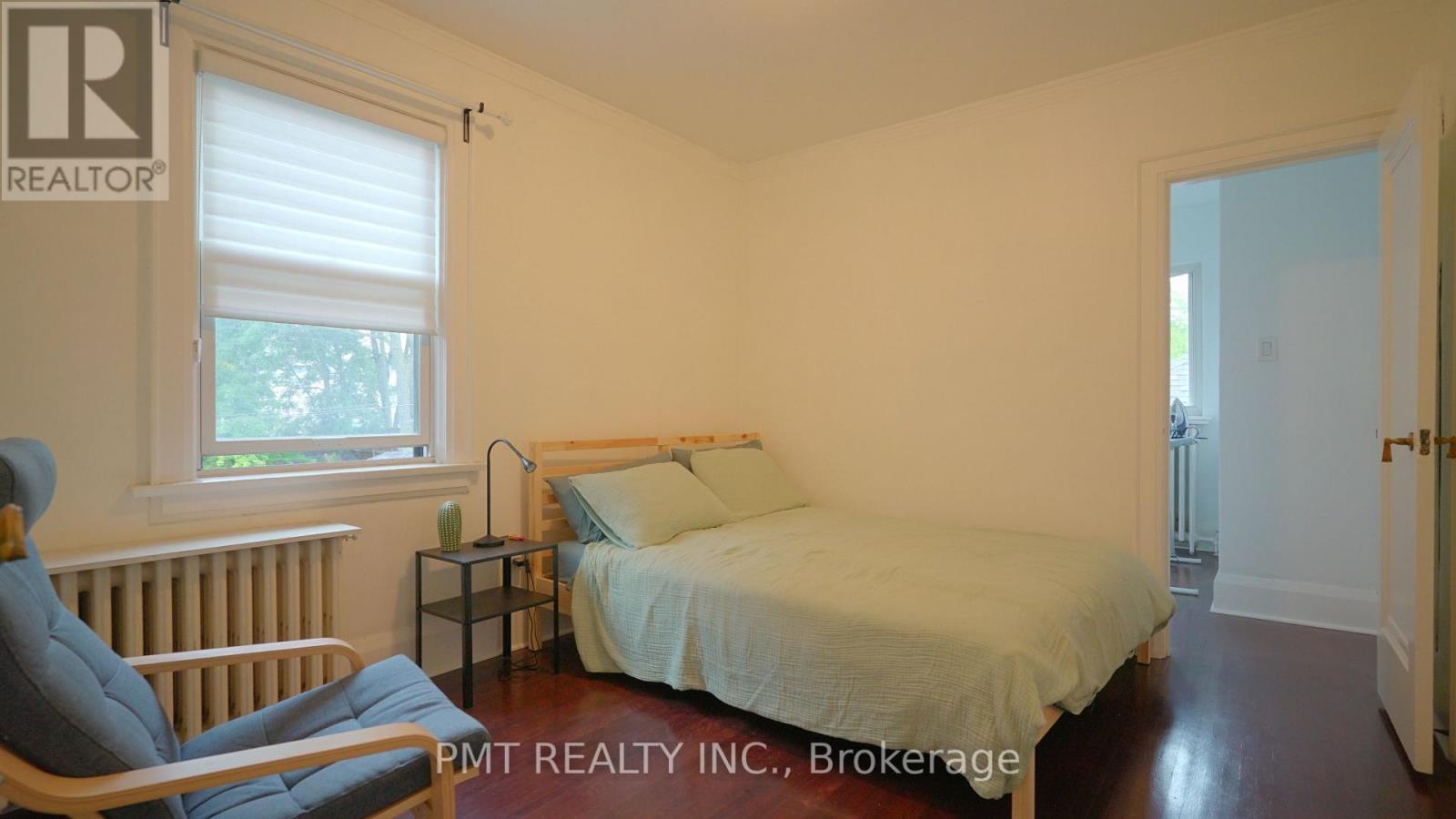 Upper - 2 Larkin Avenue, Toronto, Ontario  M6S 1L8 - Photo 11 - W13811080