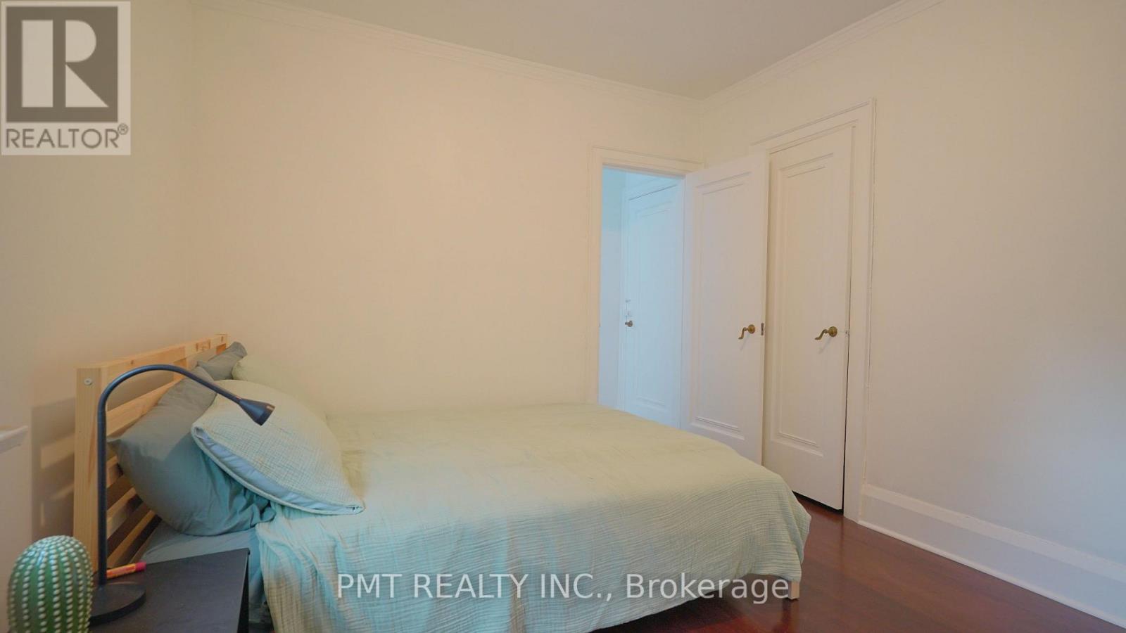Upper - 2 Larkin Avenue, Toronto, Ontario  M6S 1L8 - Photo 12 - W13811080