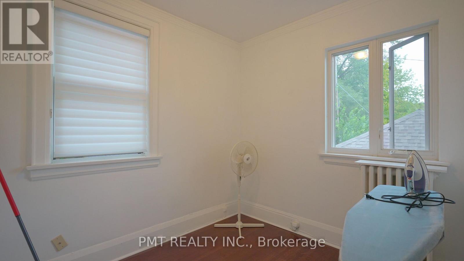 Upper - 2 Larkin Avenue, Toronto, Ontario  M6S 1L8 - Photo 13 - W13811080
