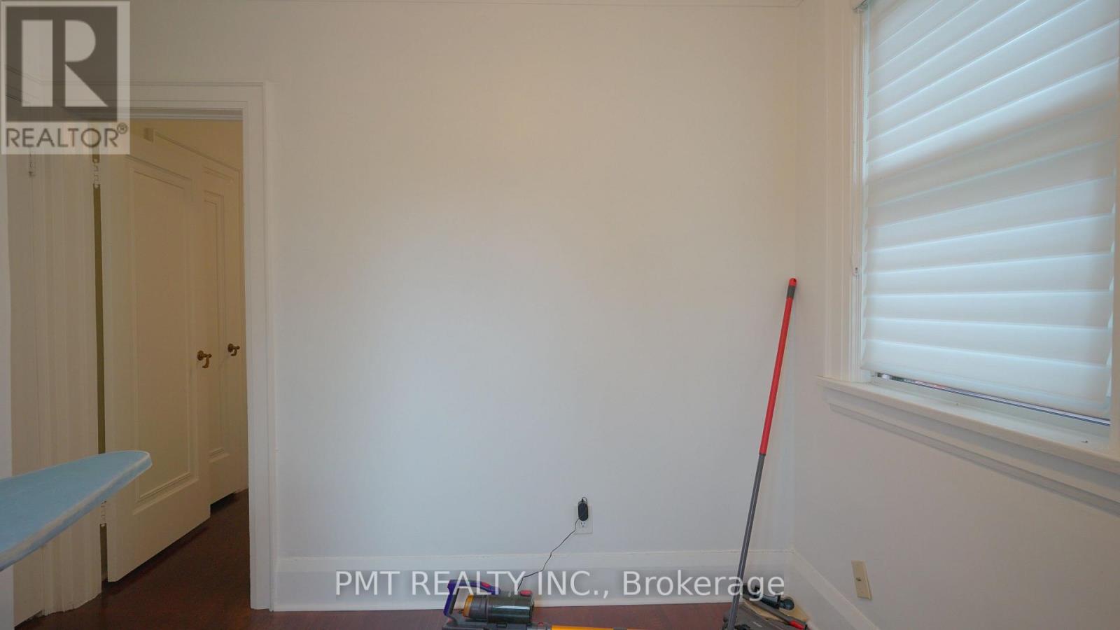 Upper - 2 Larkin Avenue, Toronto, Ontario  M6S 1L8 - Photo 14 - W13811080