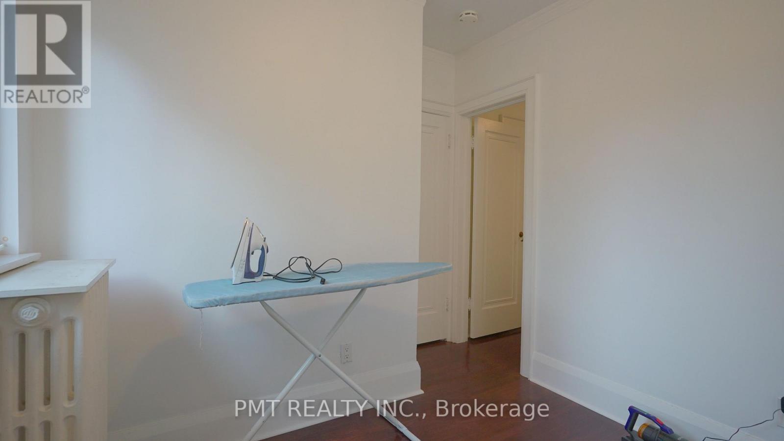 Upper - 2 Larkin Avenue, Toronto, Ontario  M6S 1L8 - Photo 15 - W13811080