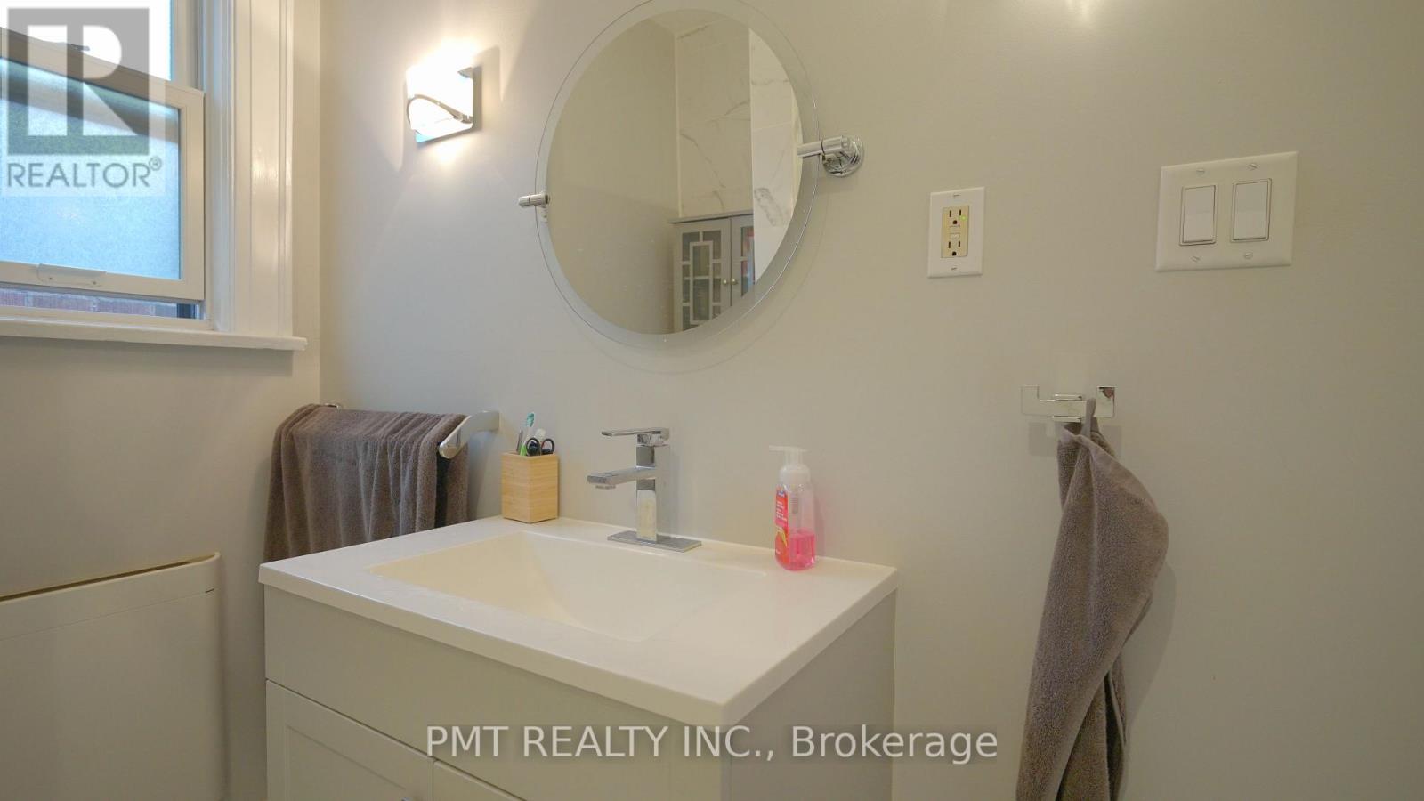 Upper - 2 Larkin Avenue, Toronto, Ontario  M6S 1L8 - Photo 16 - W13811080