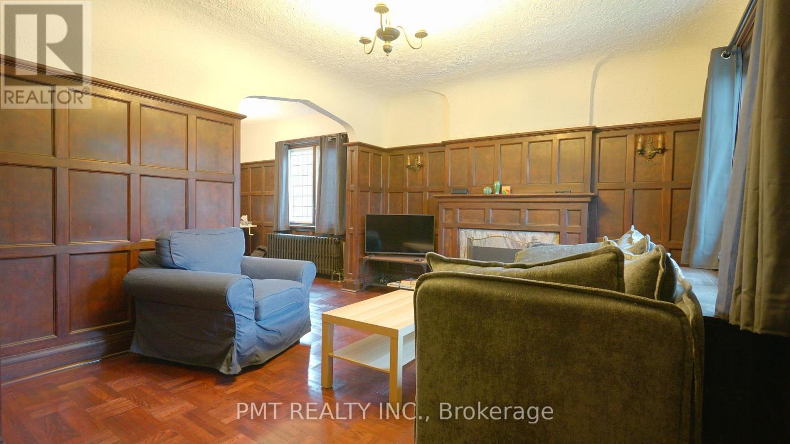 Upper - 2 Larkin Avenue, Toronto, Ontario  M6S 1L8 - Photo 2 - W13811080